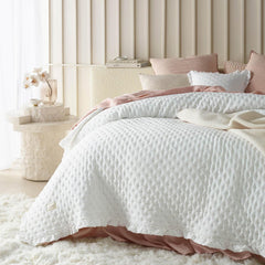 ROOM99 Molly Elegantní přehoz přes postel v bílé barvě 240 X 260 cm Univerzální přehoz jako přehoz přes postel nebo přehoz na pohovku Styl přikrývky ideální jako přehoz Postele a přikrývky Beuche den ROOM99-Store