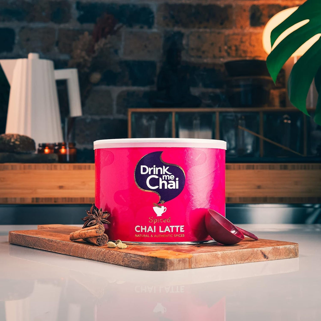 Drink Me Chai Chai Latte condimentat 1 kg (4 bucăți) – Adăugați doar apă, pudră Chai Latte (200 porții în total)