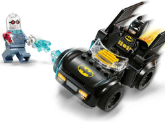 LEGO DC Batman: Batman & Batmobile vs. Pan Freeze - Auto superhrdina se 2 minifigurkami - Ledový vystřelovač s ohnivými prvky - Dárek pro chlapce a dívky od 4 let 76301 Stavebnice Besuche den LEGO-Store
