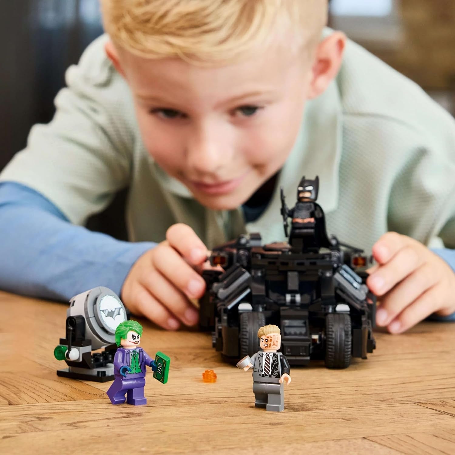 LEGO DC Batman: Batman Tumbler vs. Two-Face & Joker - Superhrdinská hračka s batmobilovým autem - Hrací sada s minifigurkami - Dárek pro chlapce a dívky od 8 let 76303 Stavebnice Besuche den LEGO-Store