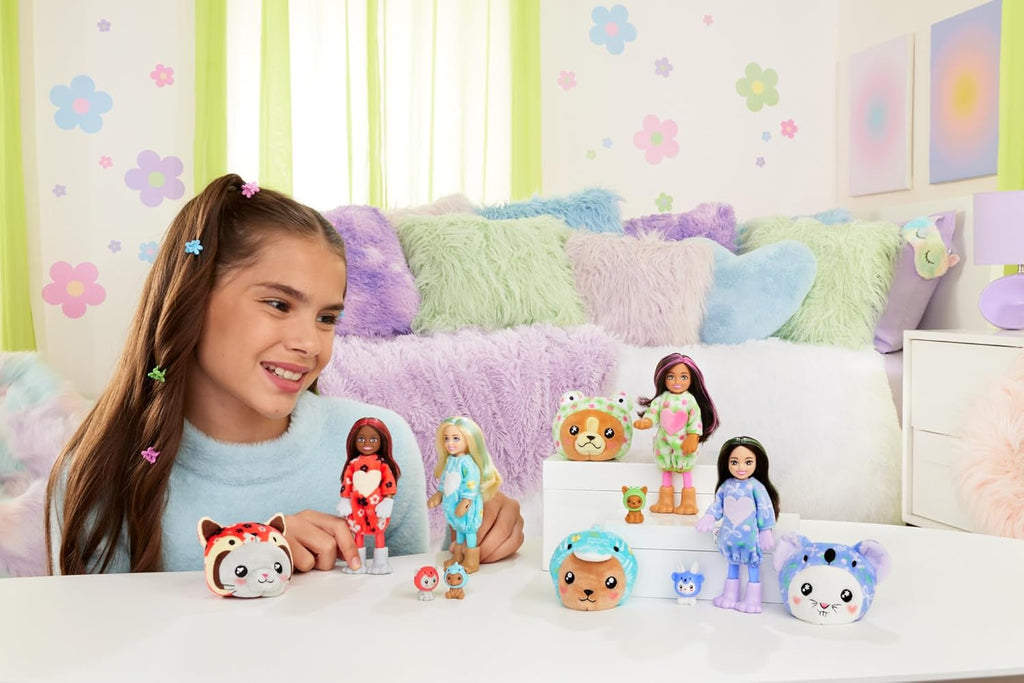 BARBIE Cutie Reveal Doll - păpușă Chelsea cu 6 surprize și distracție cu schimbarea culorilor, iepuraș în costum de pluș Koala, jachetă din fleece cu model la modă, pentru copii de la 3 ani, HRK31 Papusi Naty Shop
