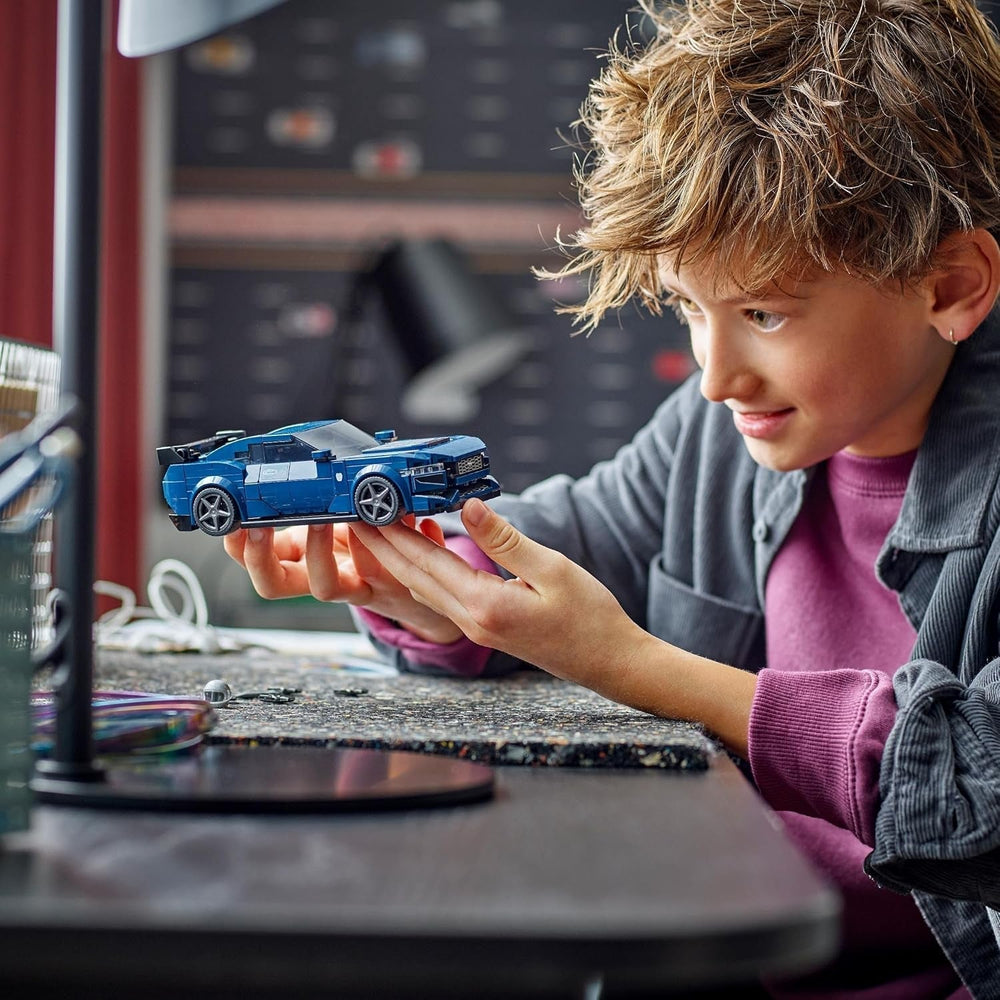 LEGO Speed Champions Minifigurky sportovních aut Ford Mustang Dark Horse Hračka pro děti ke stavění, hraní a vystavování, dárek pro chlapce, dívky a fanoušky aut 9 let staré 76920 Stavebnice Besuche den LEGO-Store
