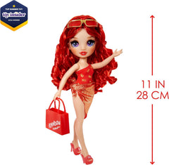 Rainbow High Swim & Style - Ruby (Roșu) - Păpușă de 28 cm cu Pareo Strălucitor, peste 10 Moduri de Purtare - Costum de baie detașabil, Sandale, Accesorii de Joacă - Jucărie - Ideală pentru Vârste 4-12 ani