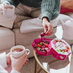 merci lovelies Creamy – 1 x 185g – Krabice pralinek se 4 plněnými čokoládovými specialitami – Čokoládové kuličky ke sdílení a darování