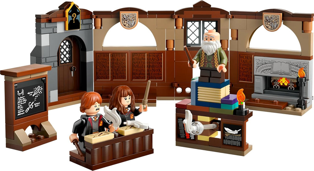 LEGO Harry Potter Schloss Hogwarts: Zauberkunstunterricht, sada se 3 minifigurkami, vč. Hermiona Granger & Ron Weasley, Wingardium Leviosa Funktion, Spielzeug für Mädchen & Jungen ab 8 Jahren 76442