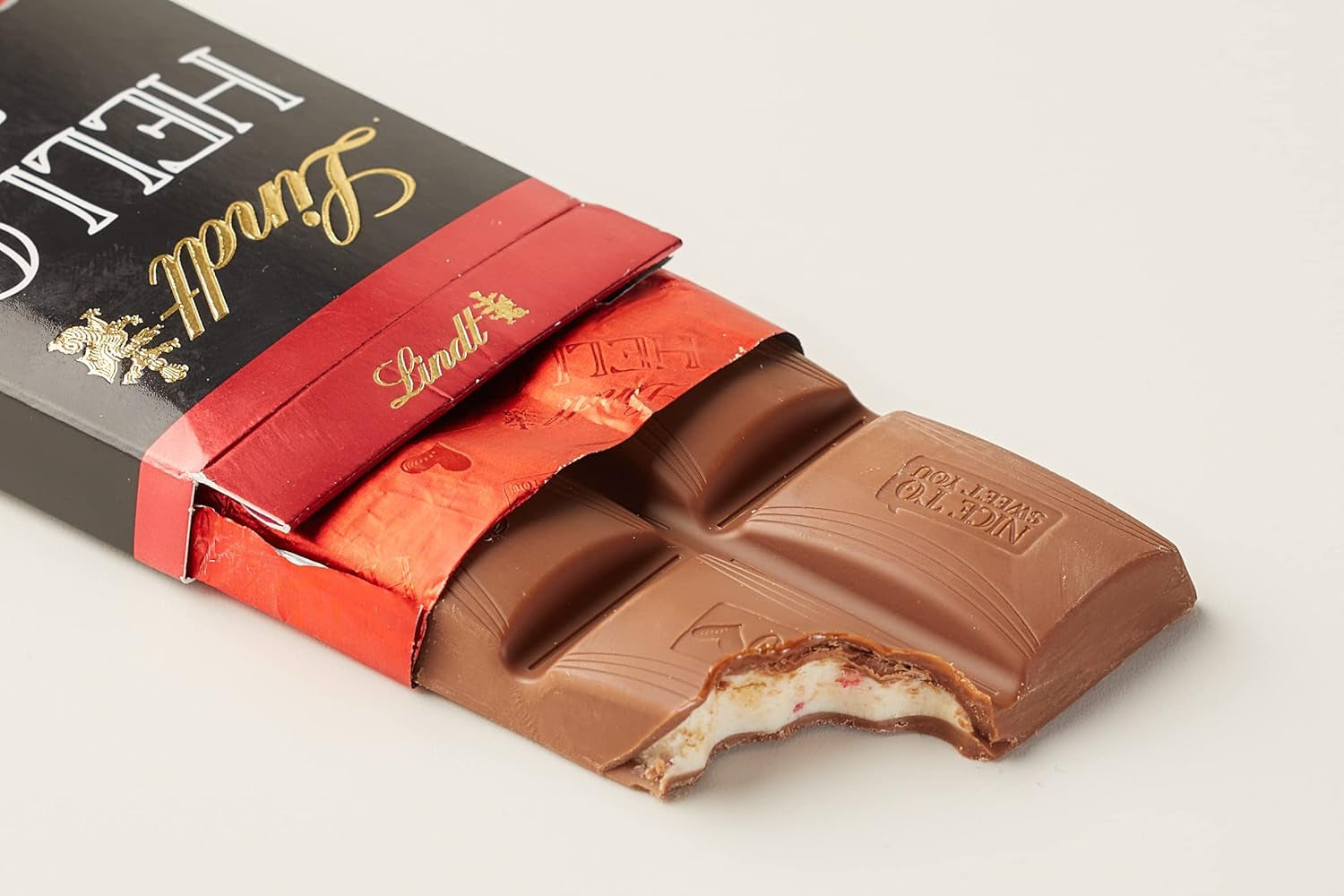 Lindt HELLO Jahodový čokoládový tvarohový koláč | Tyčinka 100g | Mléčná čokoláda s náplní z jahodového tvarohu | Čokoládová tyčinka | Čokoládový dárek (balení 5 ks)