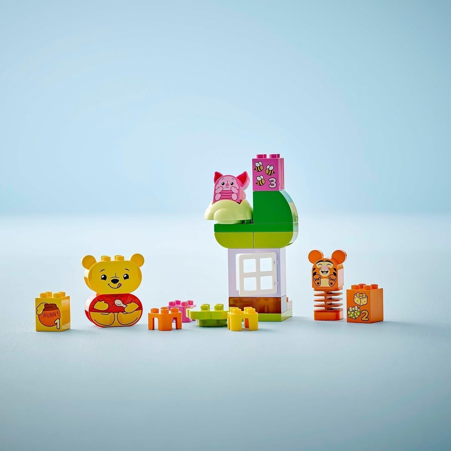 LEGO DUPLO - Narozeninová párty Disneyho Medvídka Pú - vzdělávací hračka pro předškoláky - sada 3 minifigurek včetně Medvídka Pú, Tygra a prasátka - tip na dárek pro chlapce a dívky od 1,5 roku 10457 Beuche stavebnice v LEGO-Store