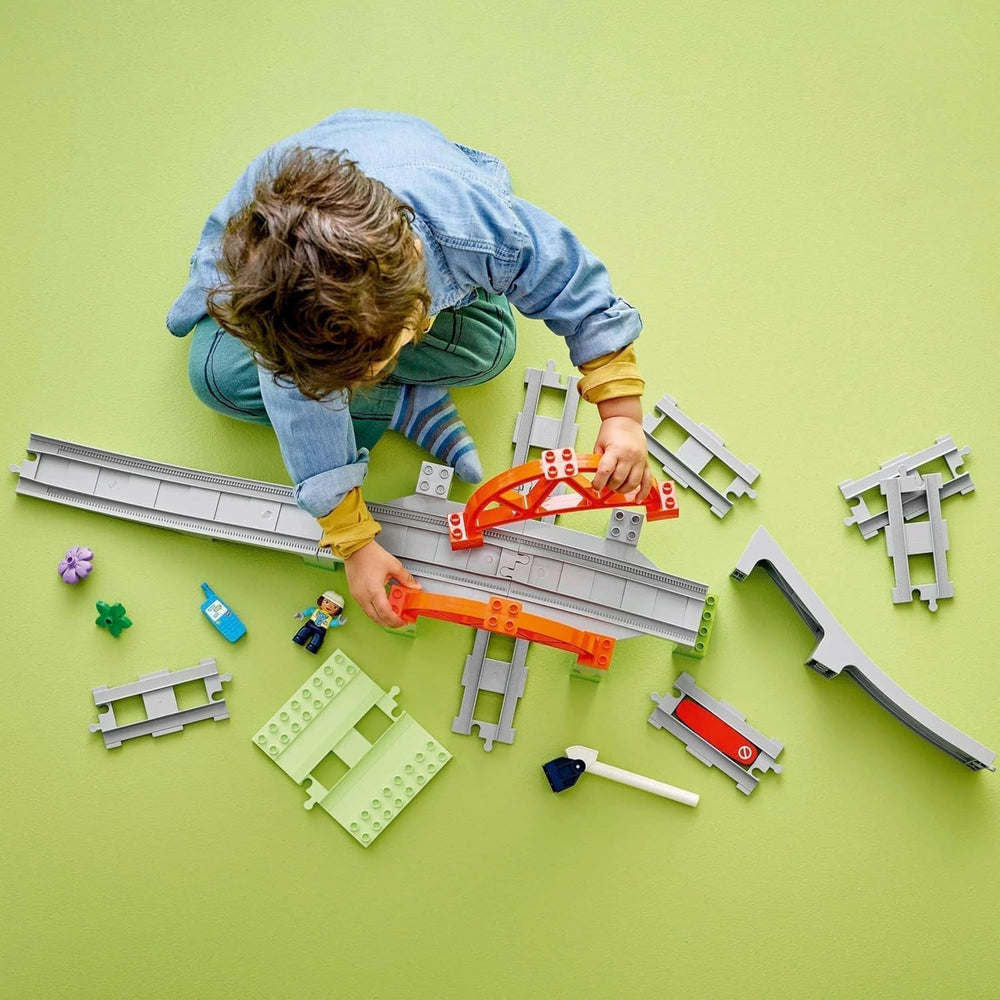 LEGO DUPLO Městský železniční most a koleje – rozšiřující sada, dárek pro děti od 2 let, stavebnice a rekonstrukční sada, předškolní vývojová sada, vzdělávací hračka 10426 stavebnic Besuche den LEGO-Store