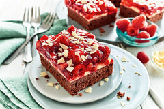 RUF Kleiner Himbeer-Schokokuchen, Mini-Kuchen Mit Feiner Puddingcreme, Himbeeren Und Weißen Schokoraspeln, Inkl. Backform, 1X252G Směs na pečení a vaření Naty Shop