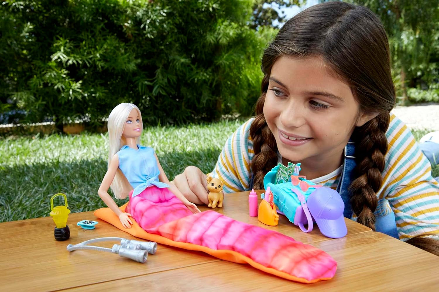 Barbie Camping Serie, 1x Puppe mit blonden Haaren, Wanderrucksack, Outdoor-Ausrüstung, Fernglas, Landkarte, Welpe, Zubehör, Geschenk für Kinder, Spielzeug ab 3 Jahre,HDF73