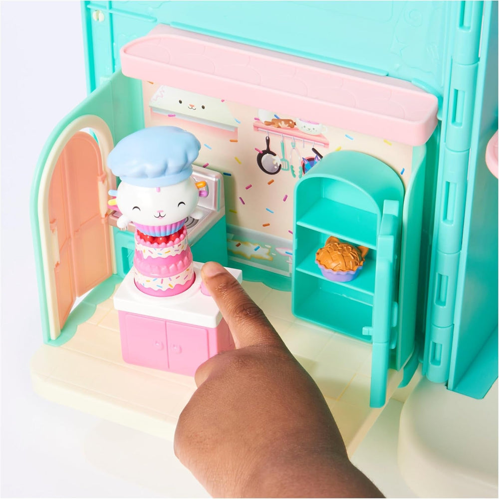 CASA DE PĂPȘI DREAMWORKS A LUI GABBY - Cameră Deluxe, Cofetărie cu Cakey, Bucătărie cu Kuchi (Română: Cakey), 3 piese de mobilier și 2 cutii surpriză cu accesorii, potrivită pentru copii cu vârsta de 3 ani și peste
