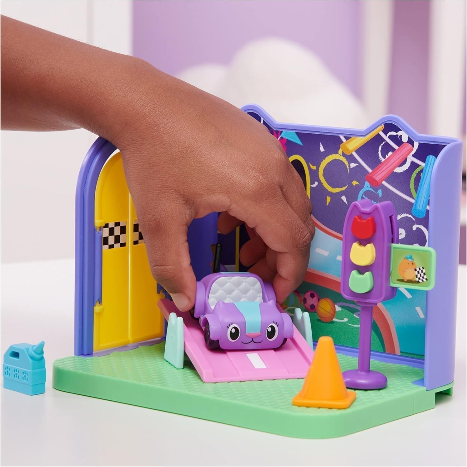 Gabby's Dollhouse Deluxe Room, cameră de joacă Purr-Ific, cameră de joacă cu mașină de jucărie Carlita, 2 piese de mobilier și 2 cutii surpriză cu accesorii, potrivită pentru copii de 3 ani și peste Casute de papusi Naty Shop