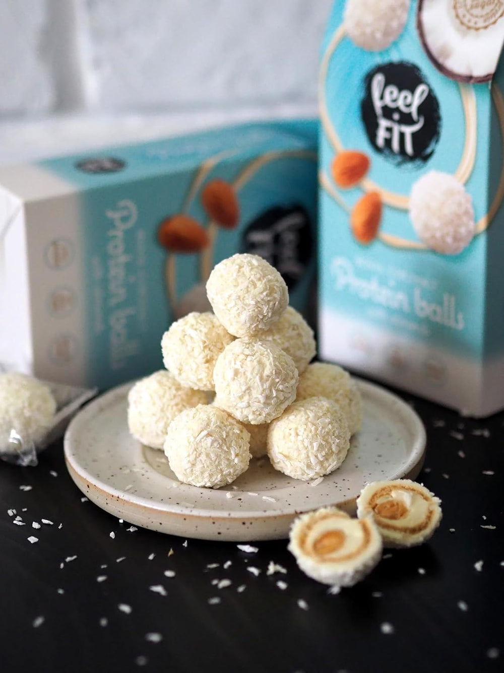 Kokosové pralinky bez cukru s mandlemi, feel FIT, bez přidaného cukru, 17 % bílkovin, 63 g