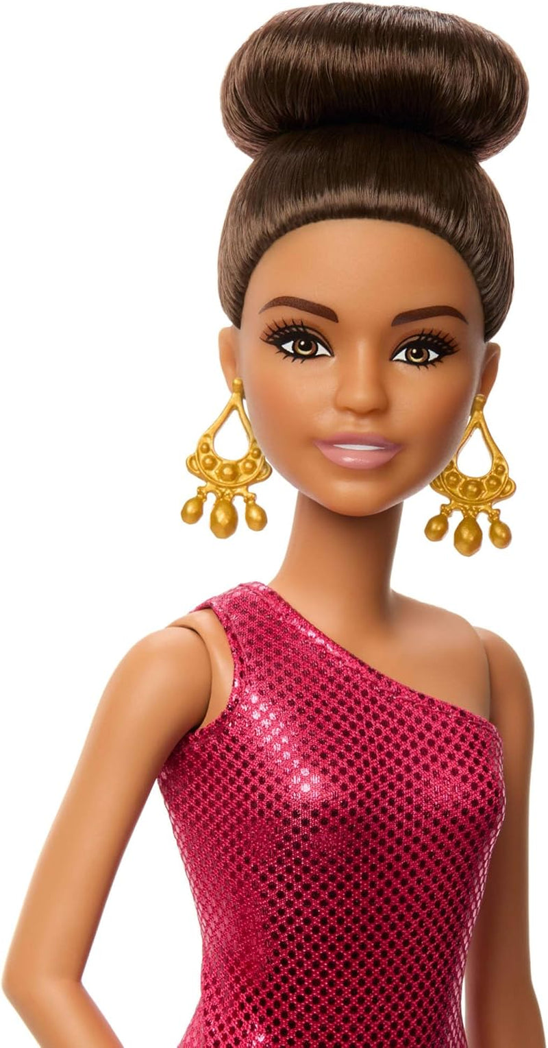 Păpușă Barbie Dansatoare de Turneu cu Rochie Roșie cu Volane, Pantofi de Dans, Păr Brun și Accesorii Trofeu de Dans, JFR09