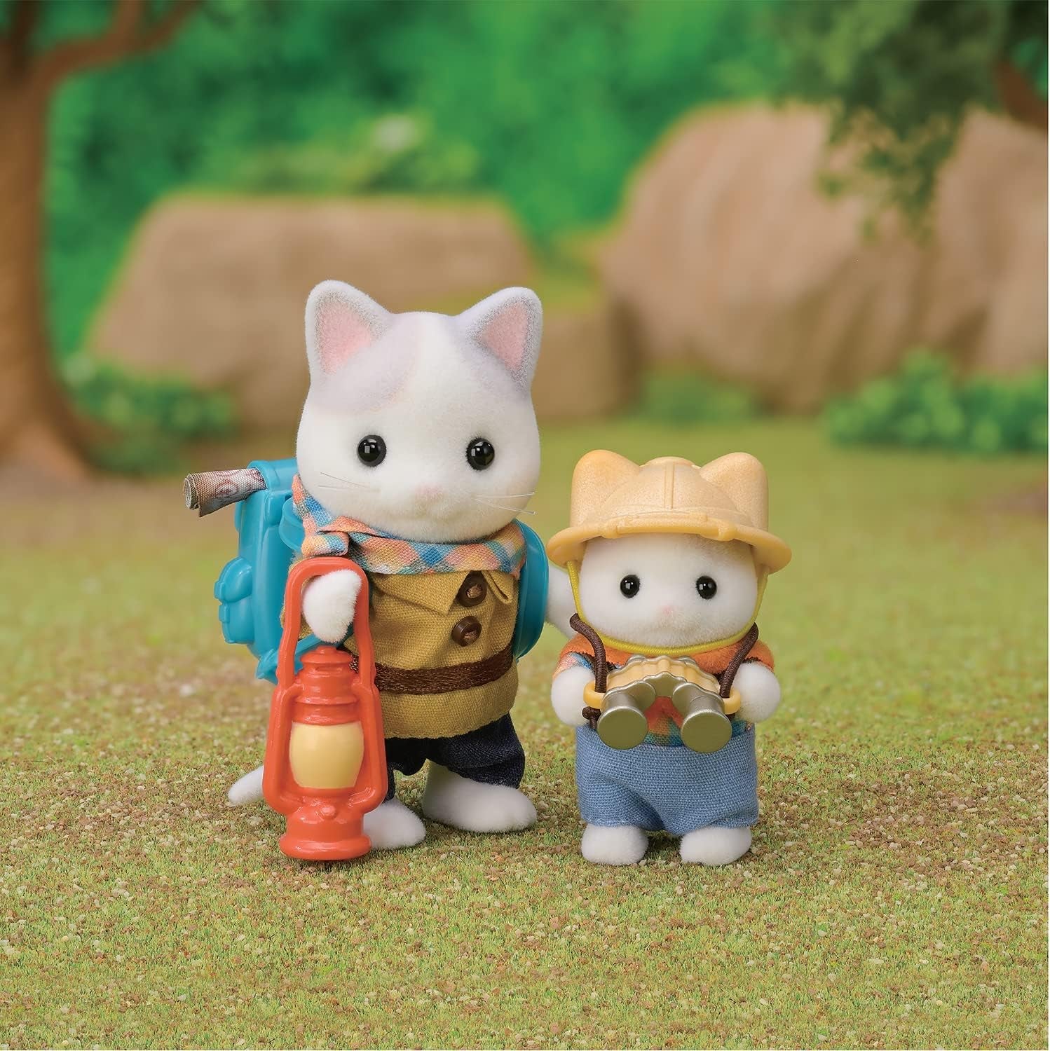 Sylvanian Families - 5763 Set Explorator Aventură cu Două Figurine, Tată și Pui de Pisică de Lăpte, Figurină Animal, Jucărie Detaliată pentru Copii cu Vârsta de 3 Ani și Peste