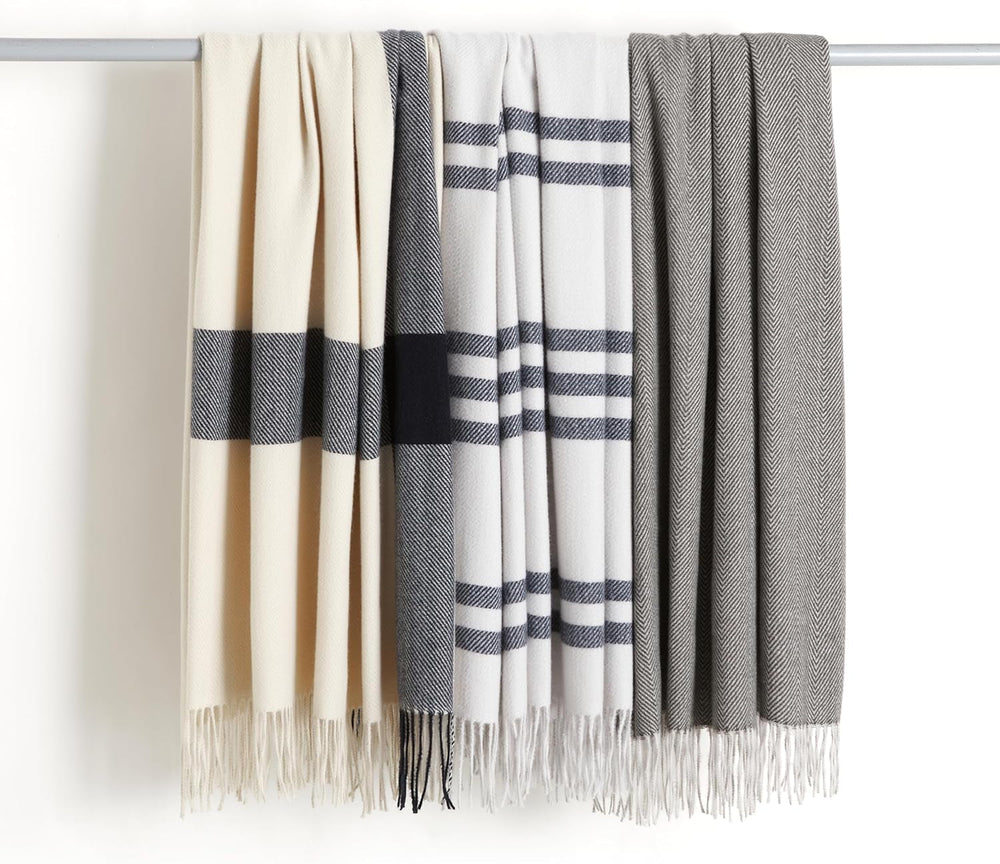 Amazon Basics Throw Deka, lehká, recyklovaný polyester, Room Decor Cozy Dekor, 127 X 152 Cm, slonovinově bílá s modrým vzorem Check Beds and Deky Besuche den Amazon Basics-Store