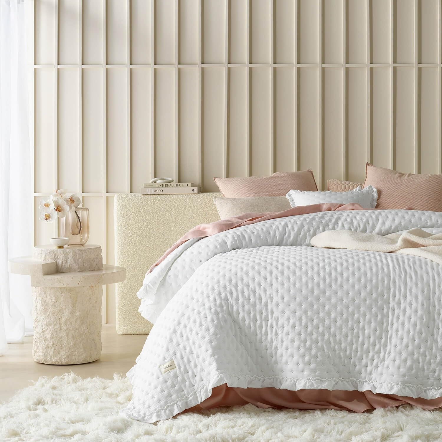 ROOM99 Molly Elegantní přehoz přes postel v bílé barvě 240 X 260 cm Univerzální přehoz jako přehoz přes postel nebo přehoz na pohovku Styl přikrývky ideální jako přehoz Postele a přikrývky Beuche den ROOM99-Store