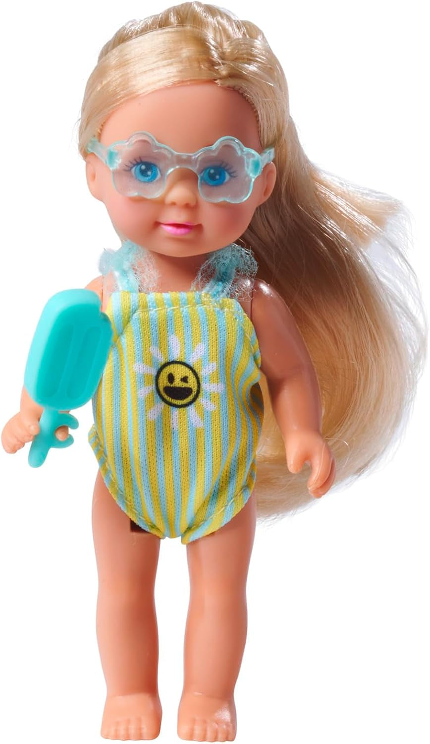 Simba Evi Love Travel, 2 modele asortate, va fi livrat doar UN articol, păpușă într-o valiză cu roți, poartă un costum de baie cu volane, include ochelari de soare și înghețată, 12 cm, vârste 3+