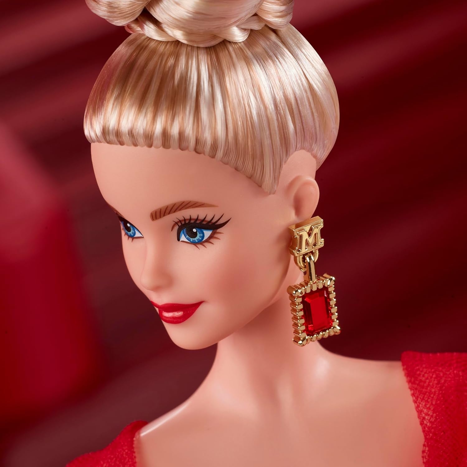 Păpușa Barbie Signature, figurină de colecție Mattel aniversară de 80 de ani, într-o rochie strălucitoare din tul roșu, cu cercei în formă de lacrimă și mănuși delicate, păr blond, JBJ17