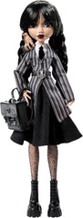 Monster High Wednesday Puppe und Accessoires, Wednesday Addams Sammelfigur in Nevermore Academy Uniform mit Eiskaltem Händchen und Rucksack, Puppenständer, HXJ04