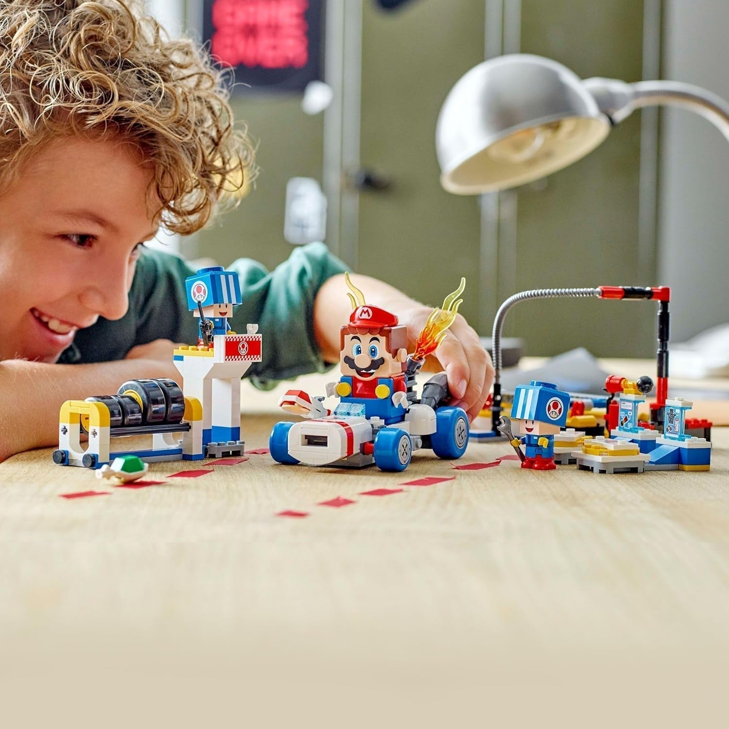 LEGO Super Mario: Mario Kart - Toad's Workshop, postavička Nintendo, přizpůsobitelná hračka, sada dobrodružství, dárek pro chlapce, dívky a hráče od 8 let 72035 Stavebnice Besuche den LEGO-Store