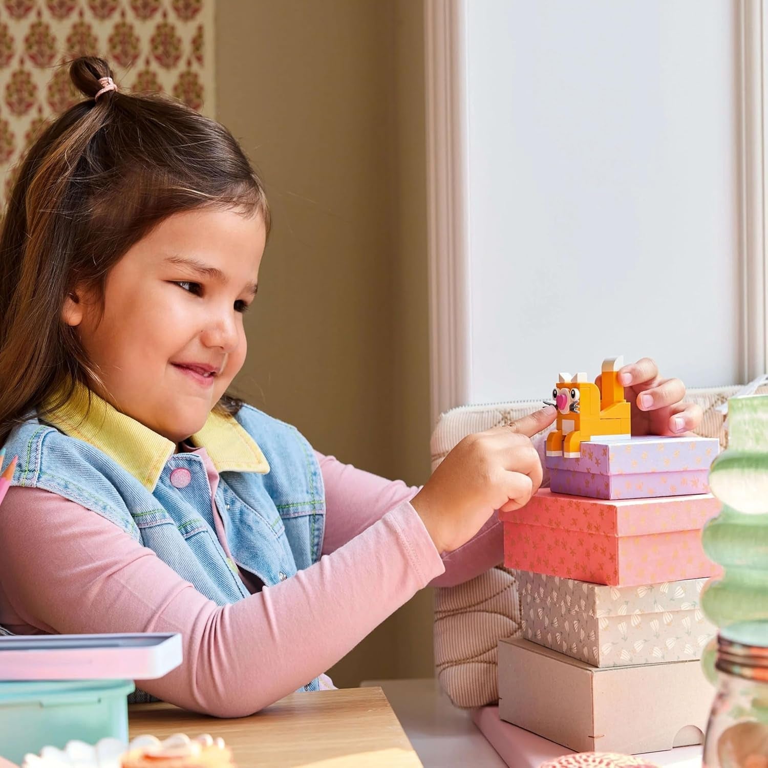 LEGO Classic Creative Fun Box, Barevné stavebnice pro nápadité hraní rolí, Stavebnice pro začátečníky, Hračky pro dívky a chlapce od 5 let, Přestavitelné modely 11042 Stavebnic Besuche den LEGO-Store