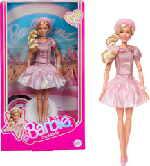 Barbie-Puppe zum Spielfilm, Margot Robbie als Barbie, Sammelfigur in rosafarbener Bluse und Tüllrock, mit gestylter Frisur und passendem Schmuck, JBJ53
