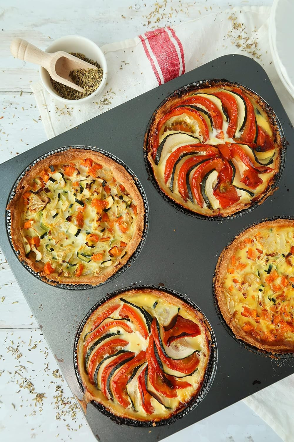 Hamburgerbrötchen, Perforiert, Antihaftbeschichte, 4 Runde Mulden Mit Je 12 Cm, Pfannengröße 28 X 28 Cm, 2,5 Cm Tief, Mittelgroß, Schwarz Formy a plechy na pečení Naty Shop