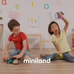 Miniland Set Puppenkleidung 32cm, girgeltes T-Shirt with Latzhose und Mütze, Übergangszeit