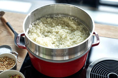 STAUB Gusseisen Bräter/Cocotte, Mit Dämpfeinsatz Aus Edelstahl, Rund 26 Cm, 5,2 L, Aromaregen Funktion Für Optimale Befeuchtung, Für Alle Herdarten Inkl. Induktion & Backofen, Kirschrot, Rot Formy a plechy na pečení Naty Shop