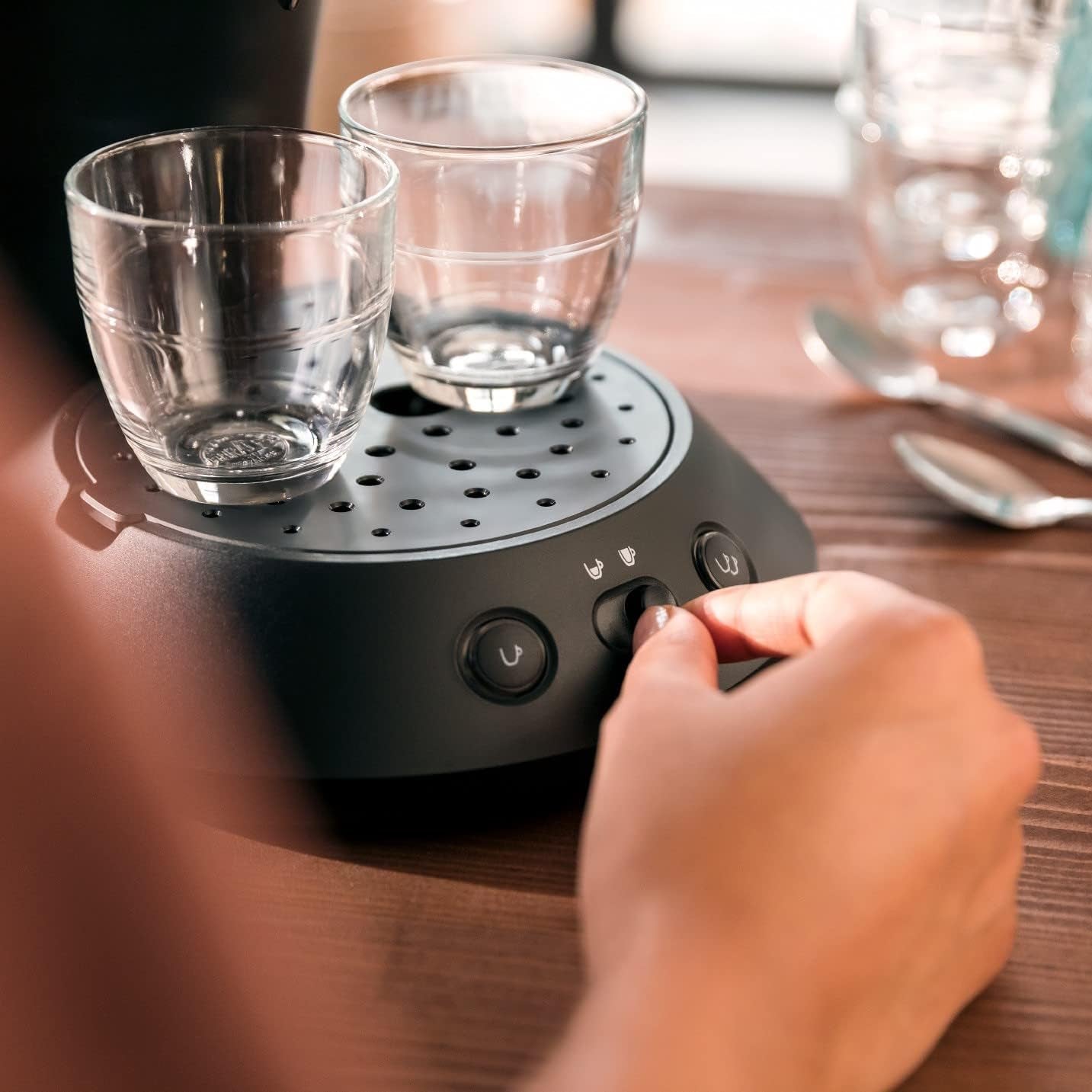 Espressor cu capsule PHILIPS Original Plus Eco, selecție a intensității cafelei, tehnologie Coffee Boost, plastic reciclat cu 80%*, consum de energie redus cu 45%**, 2 căni simultan, negru piano (CSA210/22)