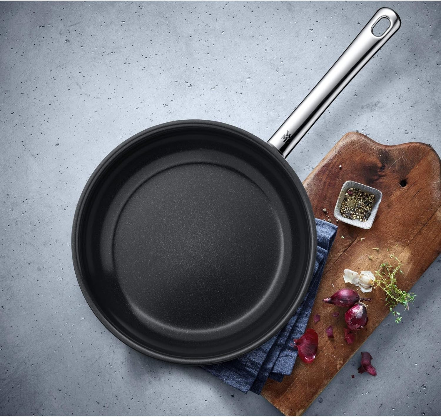 WMF Devil 2dílná sada pánví, indukční pánev 24, 28 cm, nerezová ocel Cromargan, keramický povrch, hrnce a pánve vhodné do trouby Naty Shop