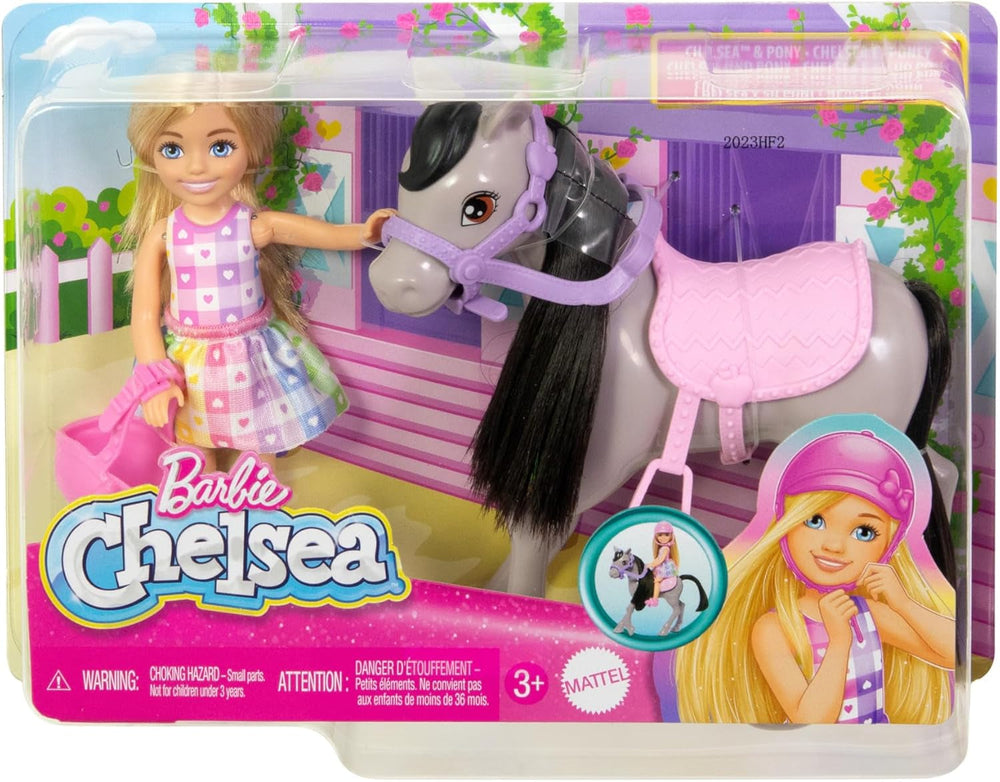 Păpușa Barbie Chelsea și Ponei - Înșuează-te pentru joacă și călărește în siguranță, șa și scărițe roz, include cască și rochie drăguță în carouri, pentru copii de la 3 ani în sus, HTK29