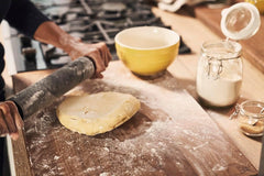 STAUB Teigroller, Nudelholz, Délka: 45 cm, Rollbreite: 26 cm, Schwarzes BPA-freies Silikon und Akazienholz, Ergonomischer Griff, Schwarzes und Braun