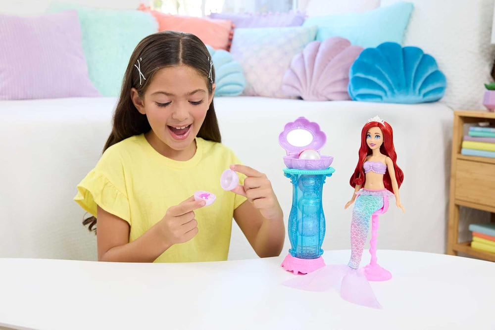 Mattel Disney Princess Toys, Make-up Shell Mermaid Panenka Arielle Fashion s odnímatelným ocasem, Makeup Table s 5 opakovatelnými vyskakovacími překvapeními a 5 doplňky, JBF86 Naty Shop Dolls