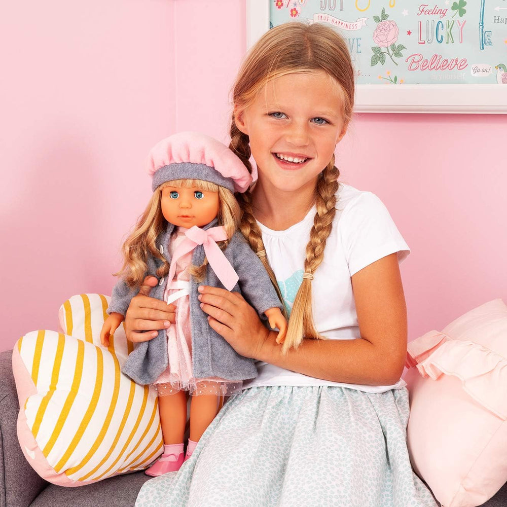 Bayer Design 94635AX Păpușă funcțională Charlene cu păr și ochi adormiți, vorbește și cântă 90 de propoziții, 2 poezii și 8 cântece, 46 cm, Păpușă cu multe accesorii, 1,30 kg, roz, gri