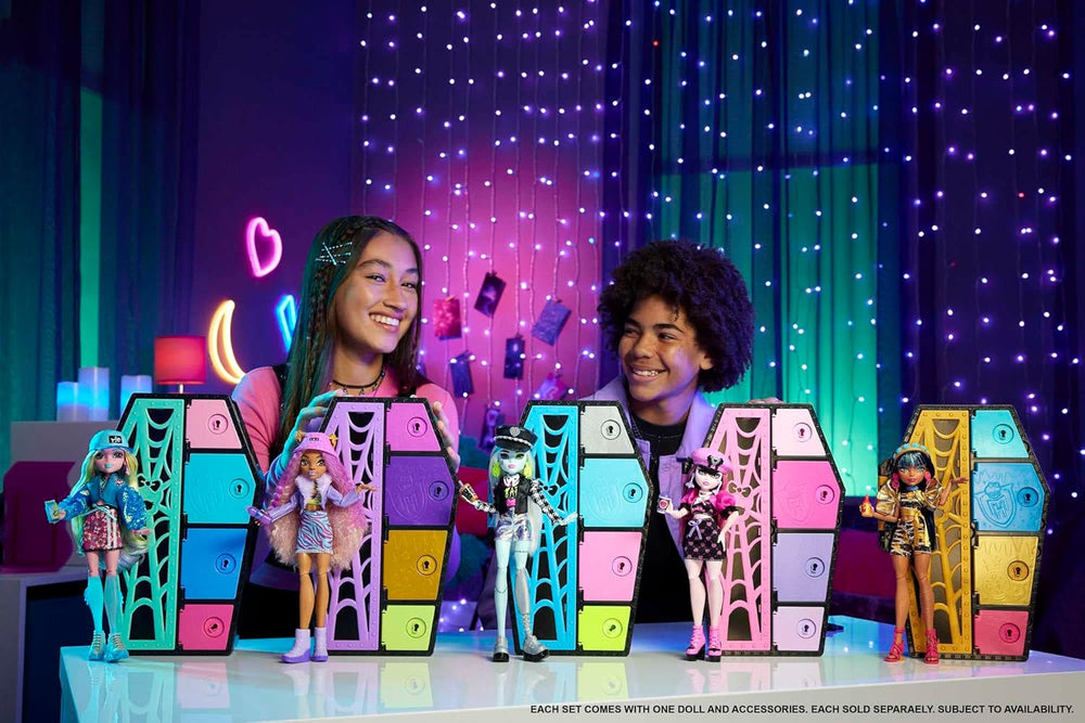 Monster High HKY62 - Puppe und Modeset, Frankie Stein mit Spind a über 19 Zubehörteilen, Skulltimate Secrets, Puppen Spielzeug für Kinder ab 4 Jahren