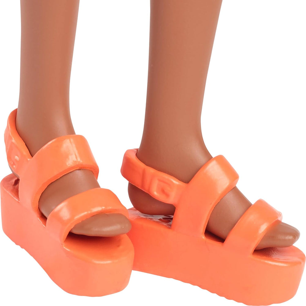 Păpușa Barbie Fashionistas nr. 233 cu păr negru, rochie midi portocalie în carouri cu flori roz, colier și sandale, HYT91