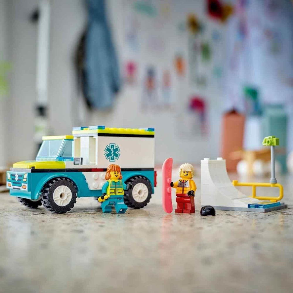 LEGO City Sanitka a snowboardista, sanitka s autíčkem a 2 minifigurkami, figurka snowboardisty a zdravotníka, nápaditý dárek pro chlapce a dívky od 4 let 60403 Stavebnice Besuche den LEGO-Store