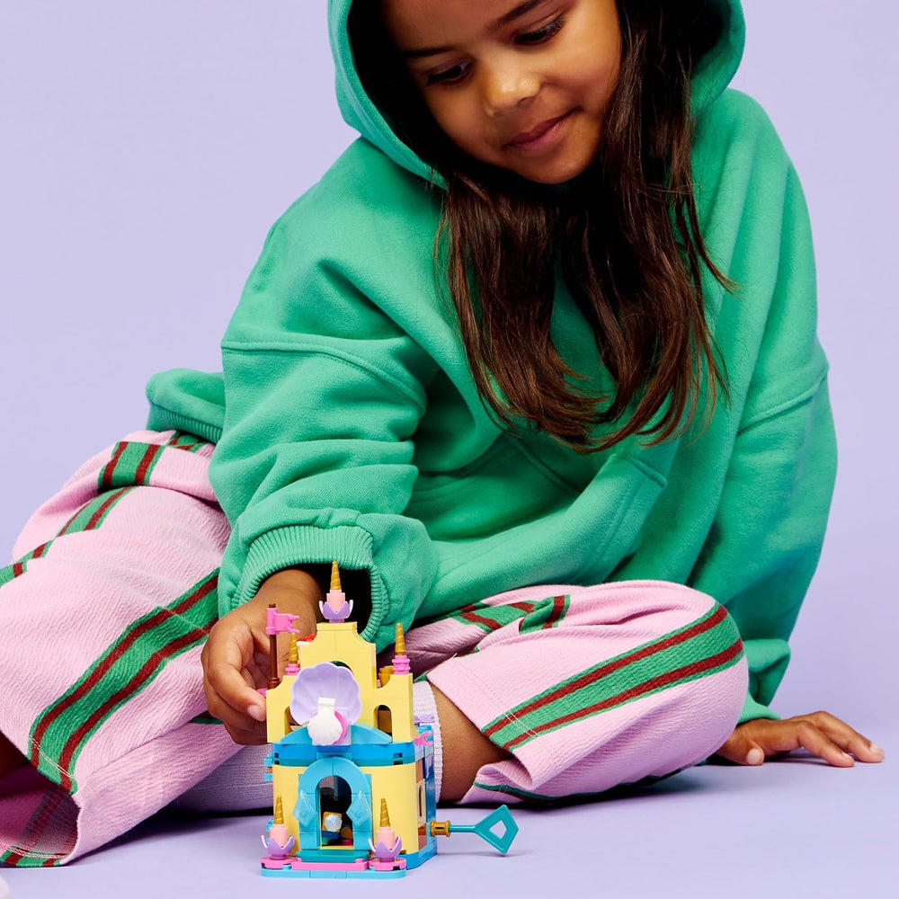 LEGO ǀ Disney Princezna Arielles Kouzelný mini hrad - Spielzeug Schloss aus Die kleine Meerjungfrau mit Einer Micro Puppe, Tierfiguren Sebastian & Fabius - Geschenk für Mädchen ab 5 Jahren - 43285
