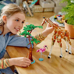 LEGO Creator 3v1 Animal Safari, kreativní sada s figurkami zvířat, 3 možnosti stavění: Hračka žirafa, gazela a lev, hračka zvířátka pro dívky a chlapce, přírodní dárek pro děti od 9 let 31150 Stavebnice Beuche den LEGO-Store