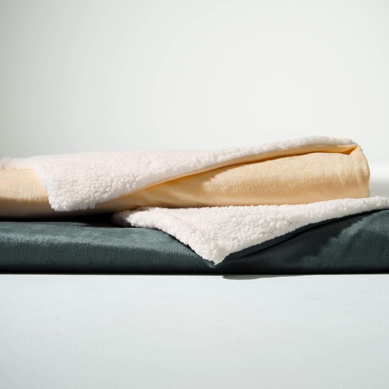 Aqua-Textil Nadýchaná plyšová přikrývka 150 X 200 Cm Šedá Bílá Melange Plyšová TV přikrývka Přehoz Sherpa Fleece Oeko-Tex Ottawa Postele a přikrývky Besuche den aqua-textil-Store Grey Povlečení Nicki 200 X 220 Cm