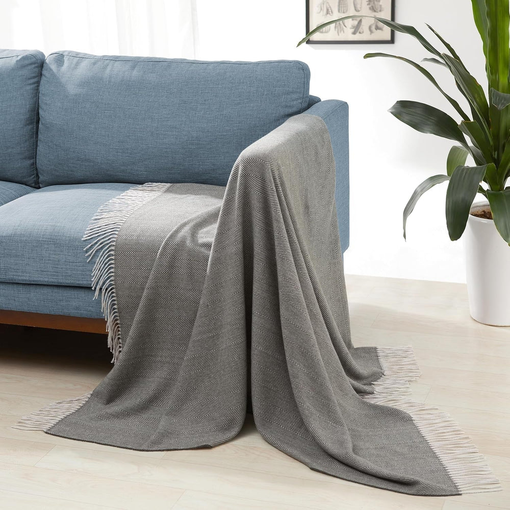 Přikrývka Amazon Basics Throw Dek, lehká, recyklovaný polyester, pokojová Dekor Cozy Decor, 127 X 152 Cm, slonovinově bílá s modrým vzorem Check Beds and Dets Besuche den Amazon Basics-Store Tmavě šedý a světle šedý vzor rybí kosti