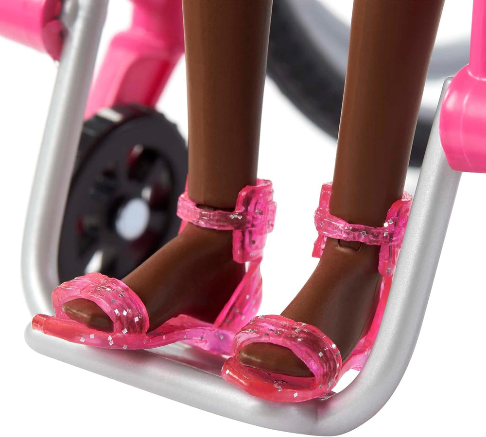 Barbie Fashionistas, păr negru, scaun cu rotile cu salopetă colorată, scaun cu rotile cu rampă, păpușă inclusă, cadou pentru copii, jucărie pentru vârsta de 3 ani și peste, HJT14
