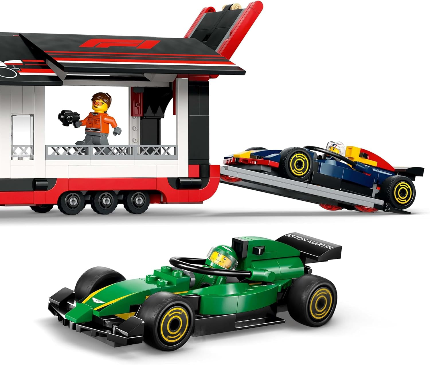 LEGO City F1 Transporter se závodními auty F1 RB20 a AMR24 - Transportér autíček pro týmy Red Bull a Aston Martin Formule 1 - vč. 5 minifigurek – dárek pro chlapce a dívky od 8 let 60445 Stavebnice Besuche den LEGO-Store