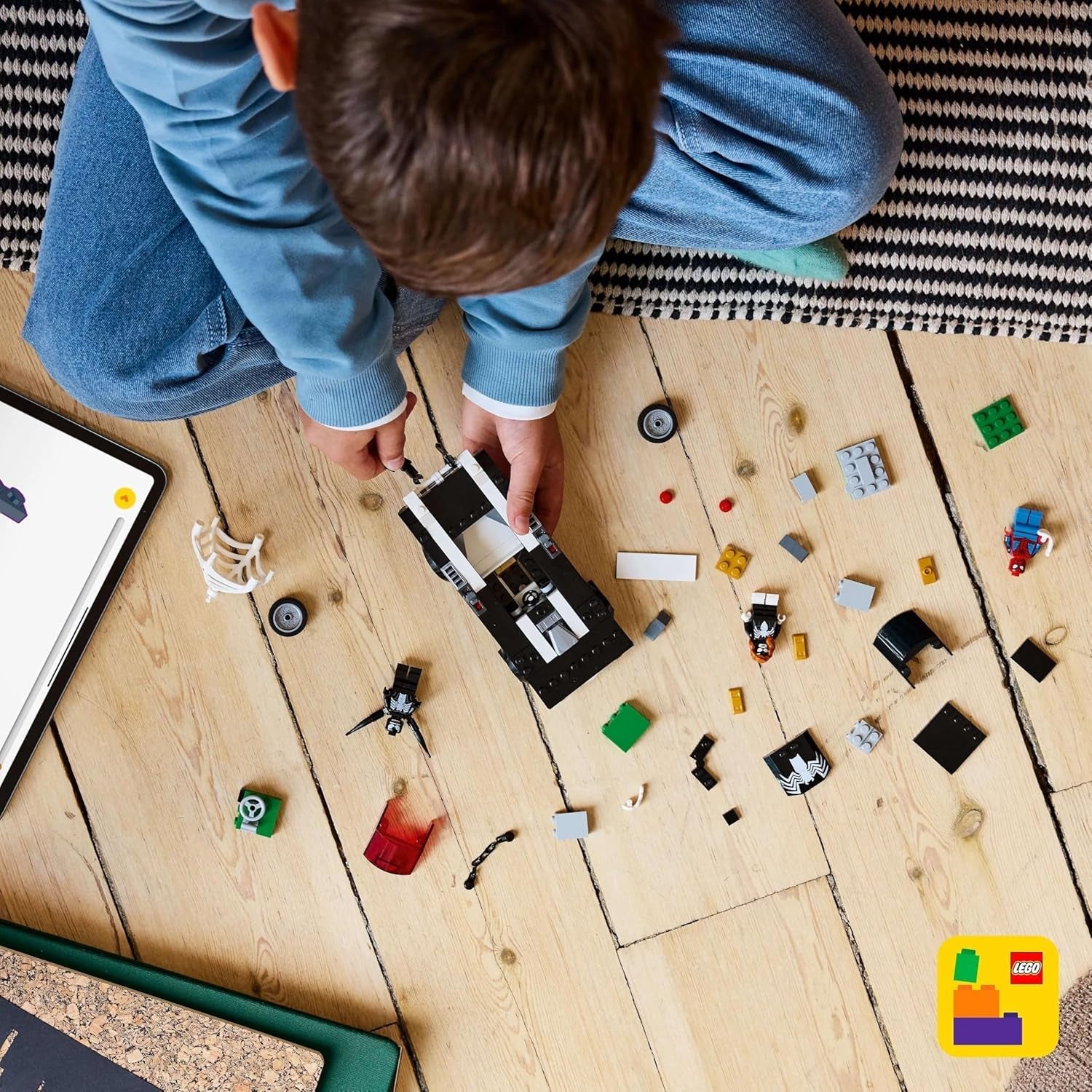 LEGO Marvel Spider-Man Mech Vs. Venom Muscle Car - Mașină de jucărie cu 3 minifigurine de supereroi - Model de mașină cu trăgători - Cadou pentru băieți și fete cu vârsta de 7+ 76309 Seturi de constructie Besuche den LEGO-Store