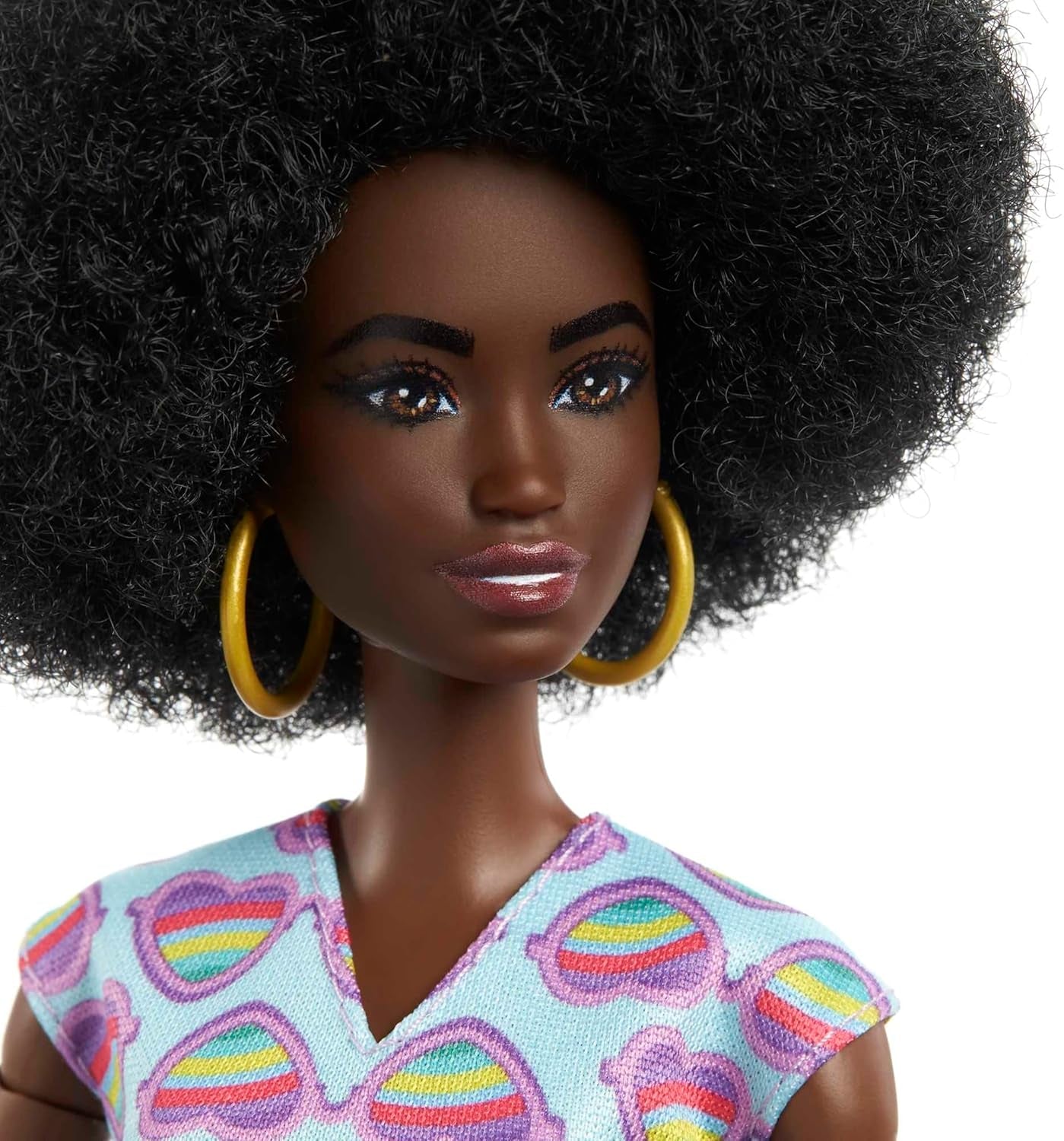 Barbie Fashionistas, păr negru, scaun cu rotile cu salopetă colorată, scaun cu rotile cu rampă, păpușă inclusă, cadou pentru copii, jucărie pentru vârsta de 3 ani și peste, HJT14