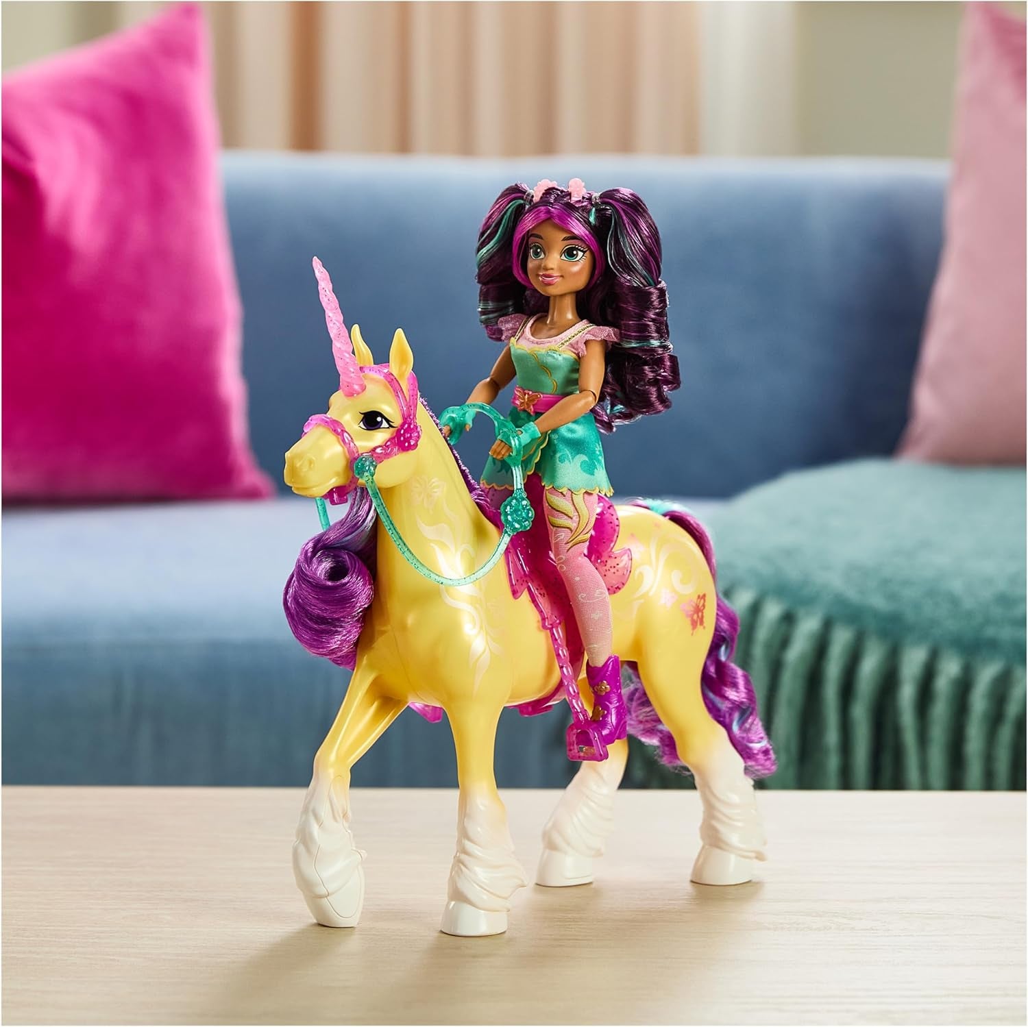 Frunză de Unicorn Unicorn Academy - 28 cm înălțime, unicorn original de Ava din serialul Netflix, cu coamă și coadă reale, frâu și șa detașabile și perie, pentru copii cu vârsta de 4 ani și peste