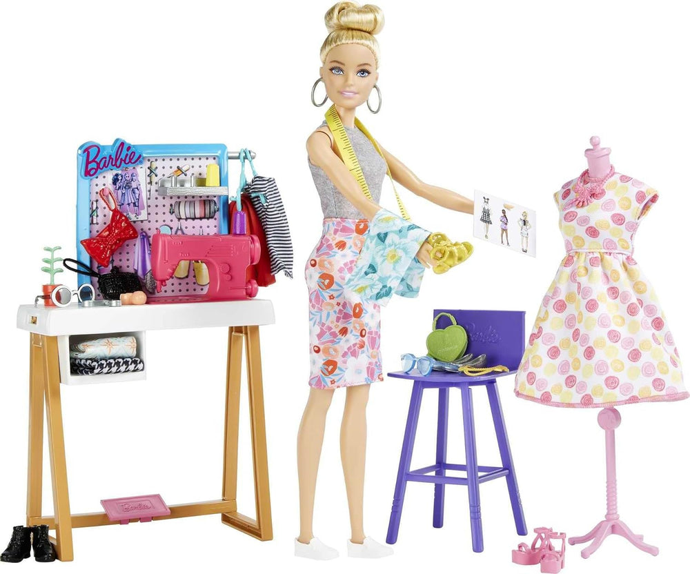 Barbie HDY90 - Păpușă designer de modă (30,40 cm) și studio, peste 25 de accesorii de design și modă, birou de design, scaun, mașină de cusut, mostre de materiale textile, manechin și multe altele, jucărie pentru vârste de 3 ani și peste