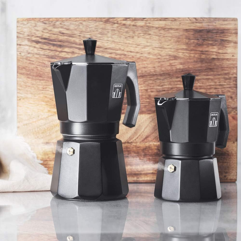 Cafetieră italiană Cecotec Cumbia Mokclassic 600 Neagră, 300 ml, fabricată din aluminiu cu o capacitate de 6 cești de cafea, potrivită pentru toate tipurile de plite și ușor de curățat.